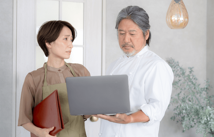 ノートパソコンで最適なサービスを探す店舗オーナーのイメージ