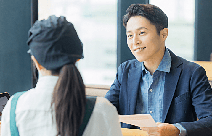 専門スタッフに相談する店舗オーナーのイメージ